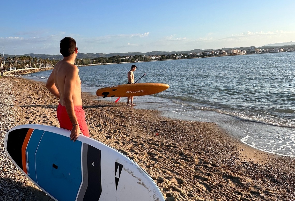 a man holding a paddle board that says engard on it