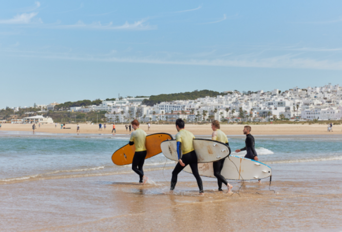 een weg loopt door een meer tussen twee heuvels