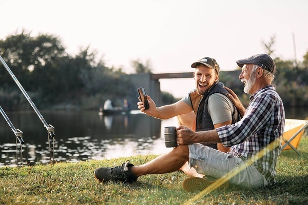 un homme prend une photo de lui-même avec son téléphone portable