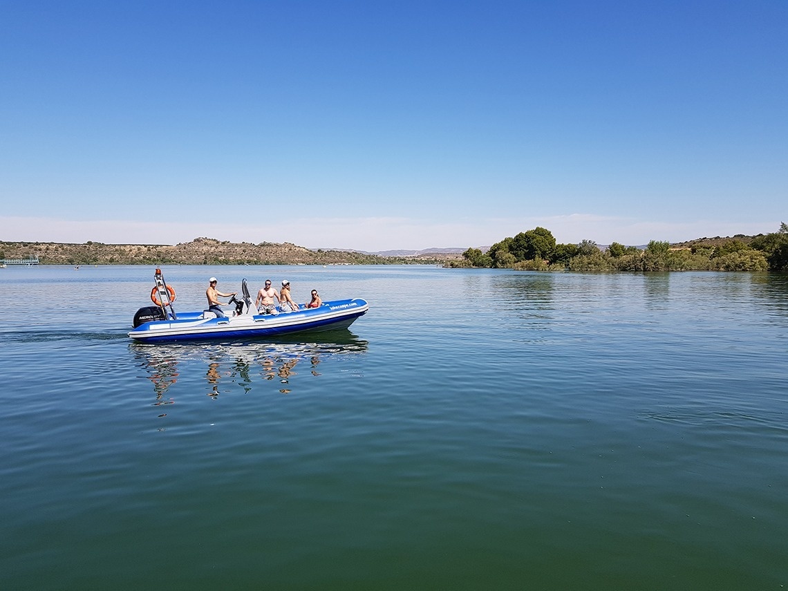 een groep mensen in een boot op een meer