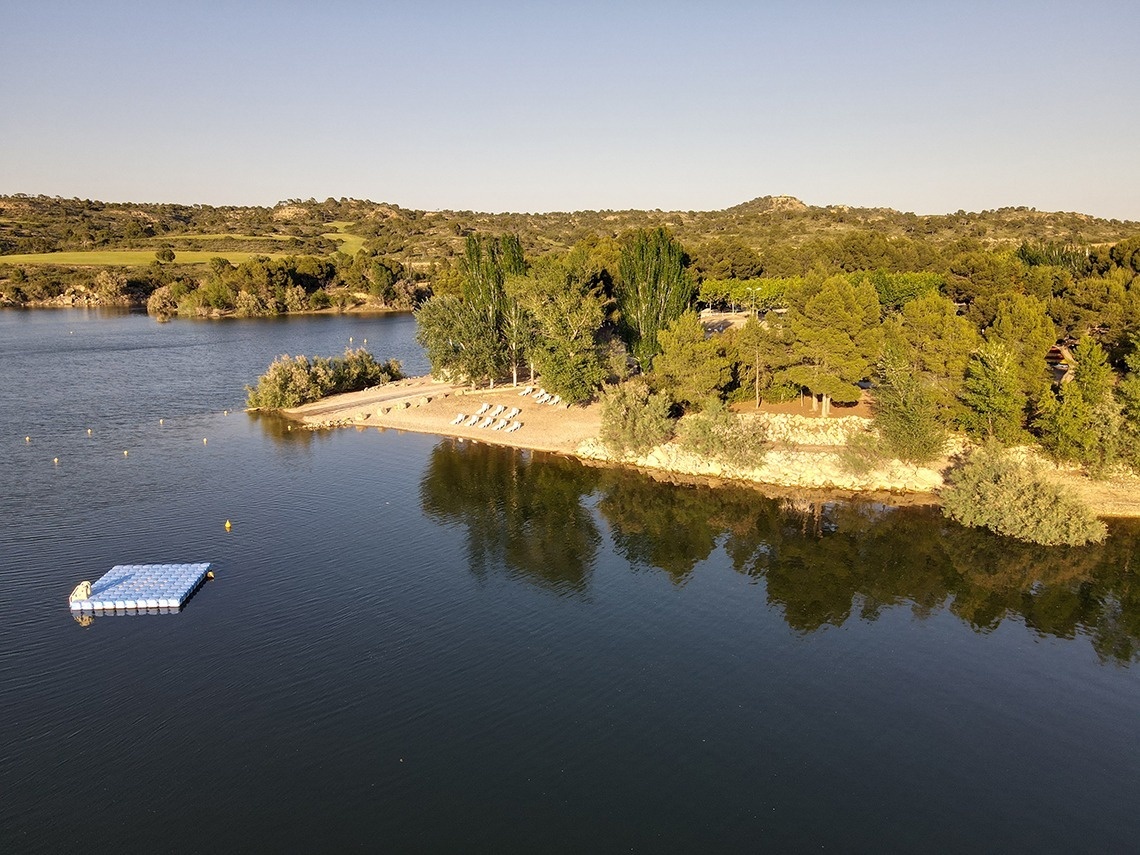 une petite île au milieu d' un grand lac