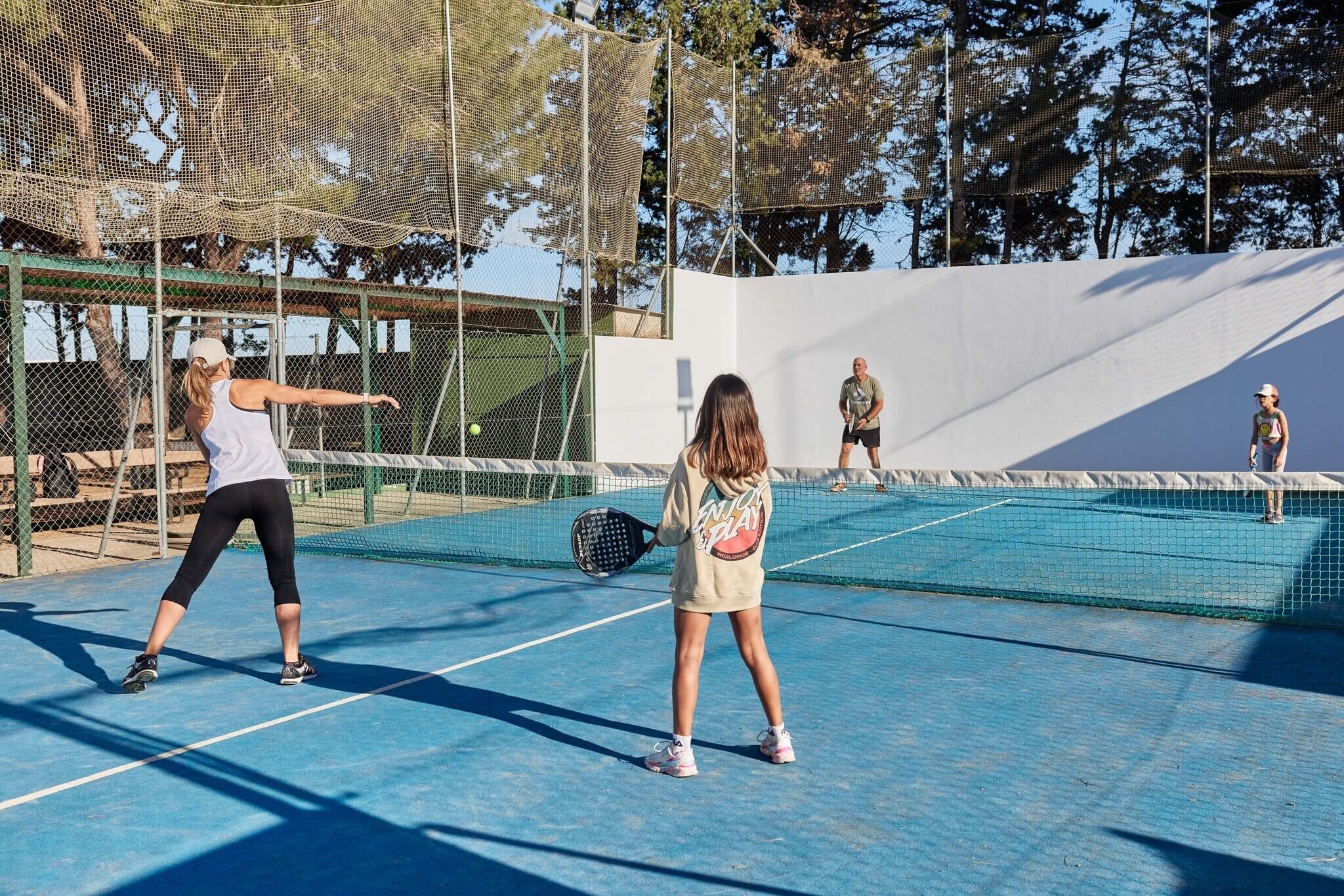 dos persones amb mochilas caminan por un sendero de montagna