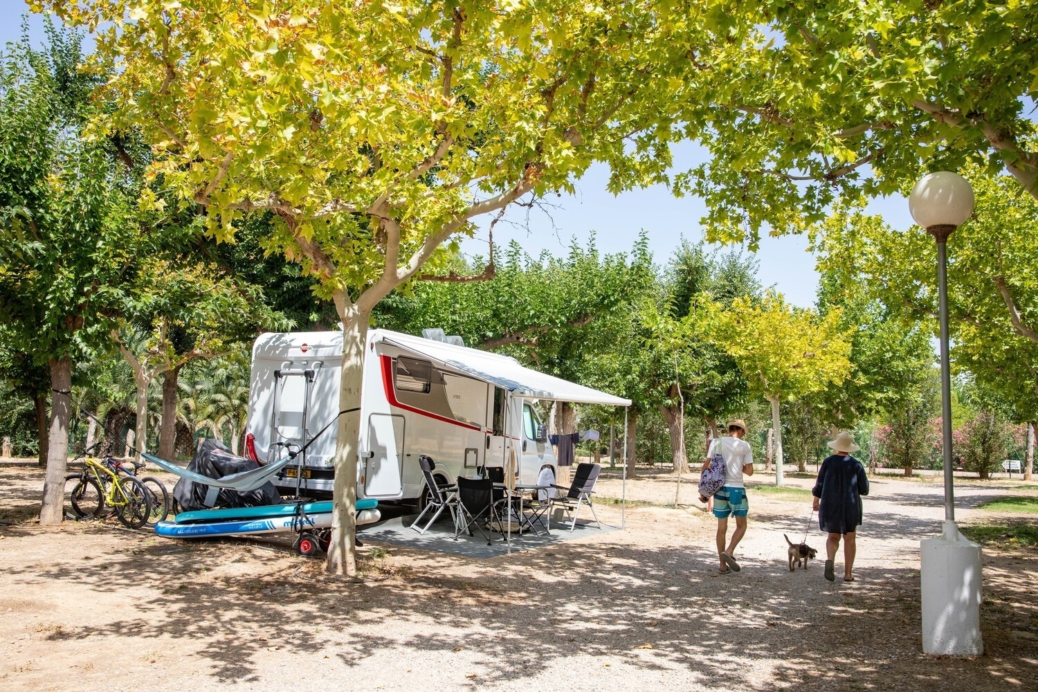 een witte rv met de letters tz op de zijkant