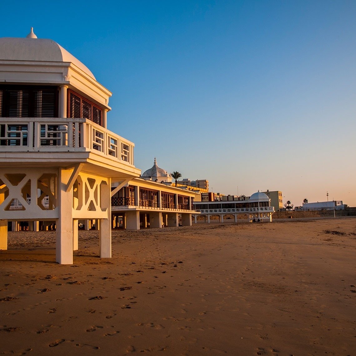 edificis a la platja amb l' x i l' xc visibles