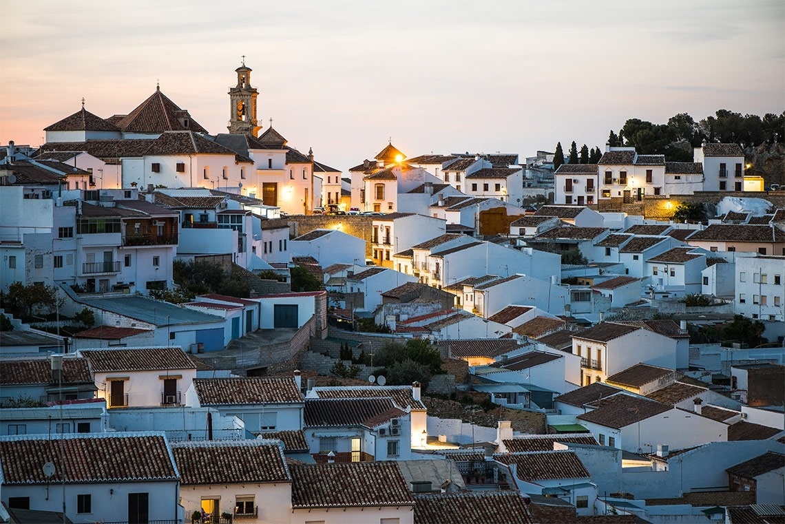 una pequeña ciudad con muchos edificios blancos y techos de tejas rojas