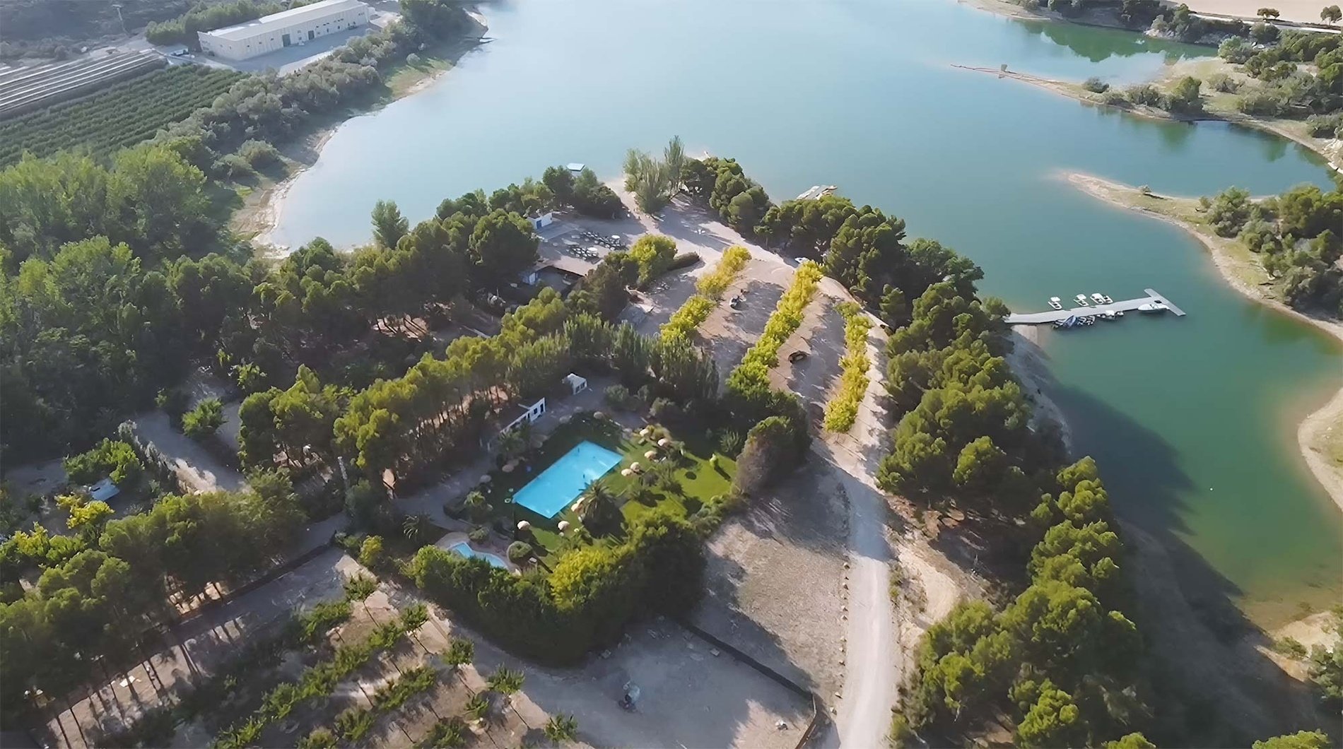 ein großer Swimmingpool in der Nähe eines Strandes