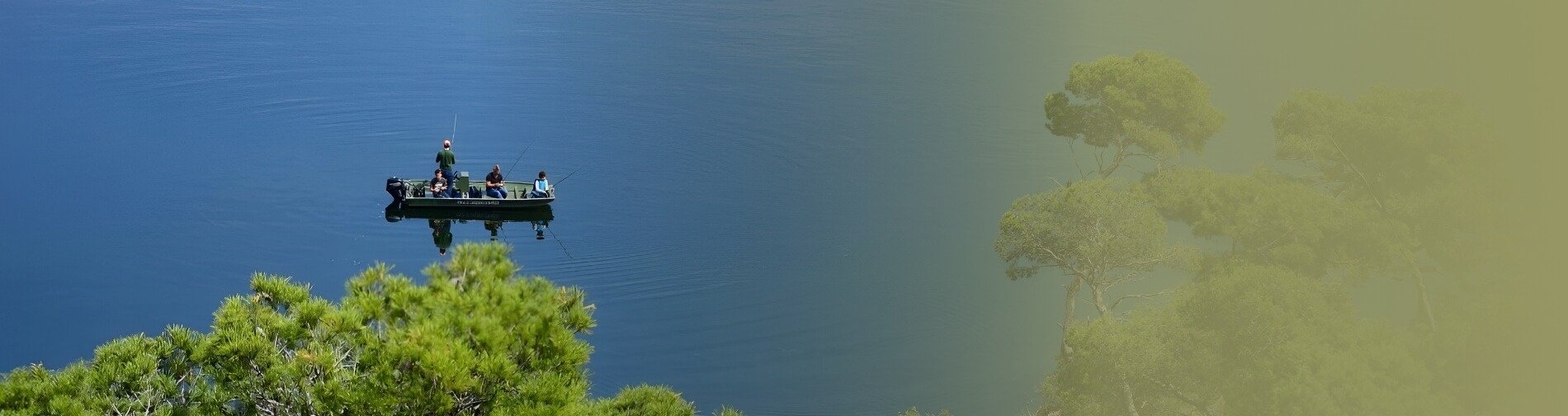 een tent met een houten deur en een houten dek