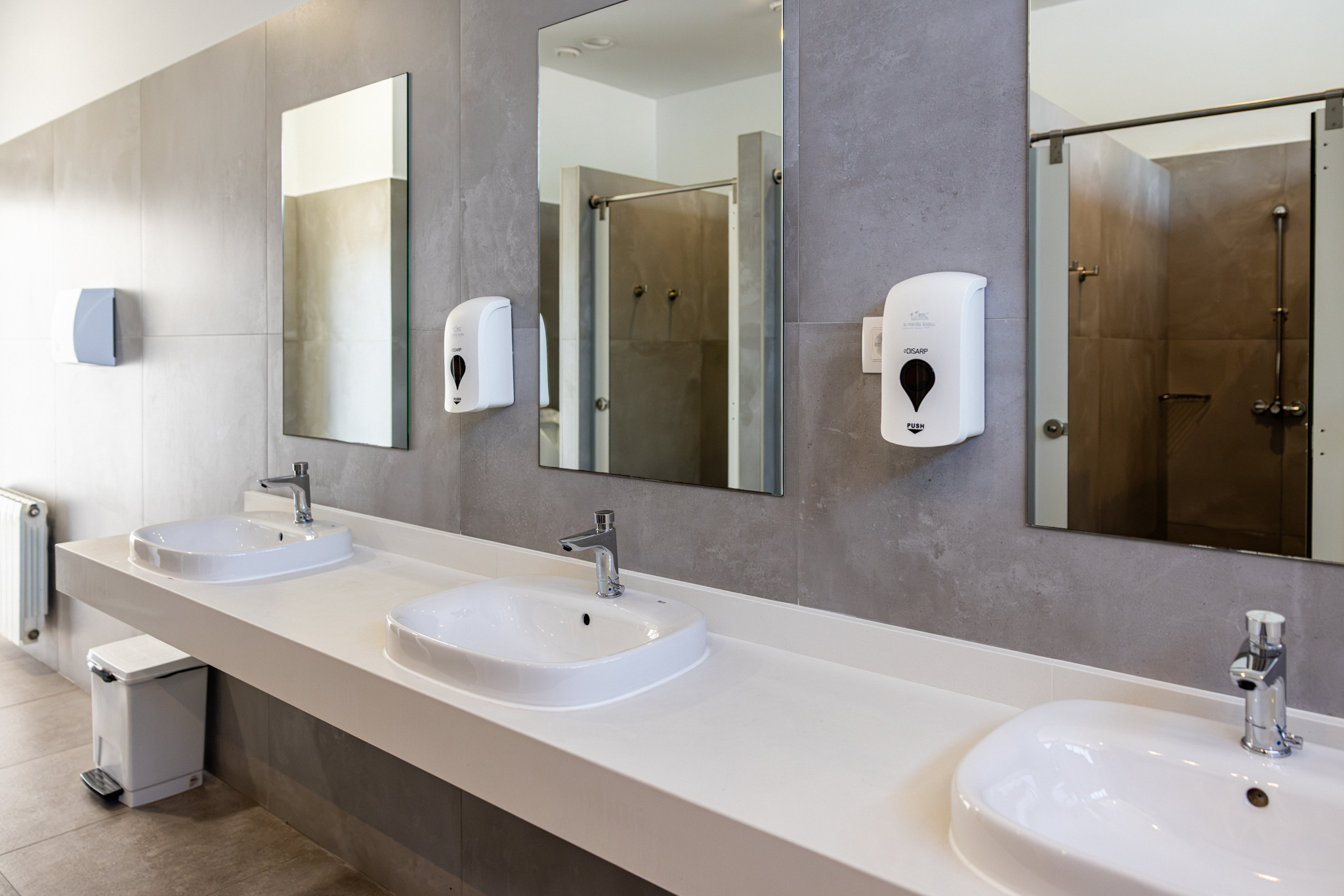 Bloques sanitarios modernos y adaptados en TAIGA Benidorm.