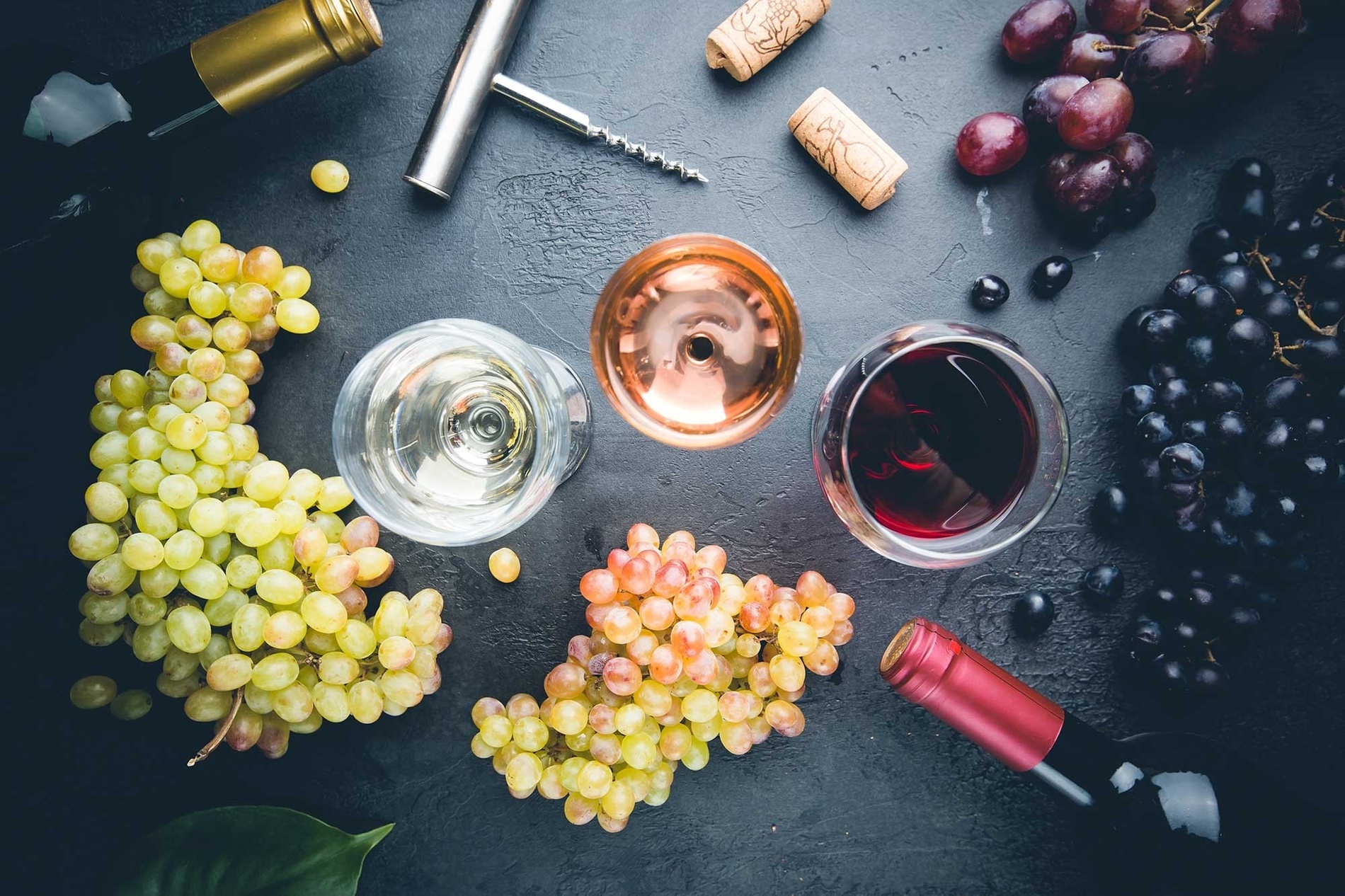 uns cops de vi i una garrafa de vi a l' esquerra