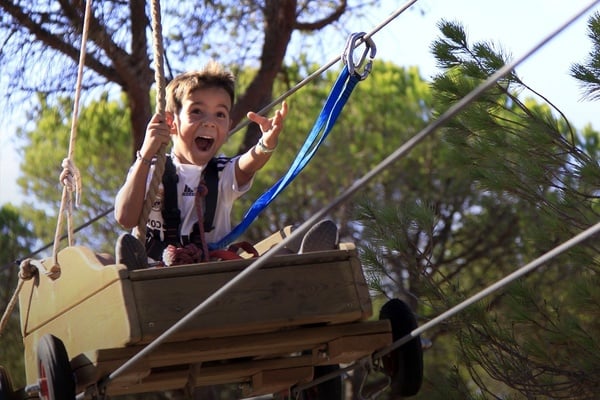 dos persones amb mochilas caminan por un sendero de montagna