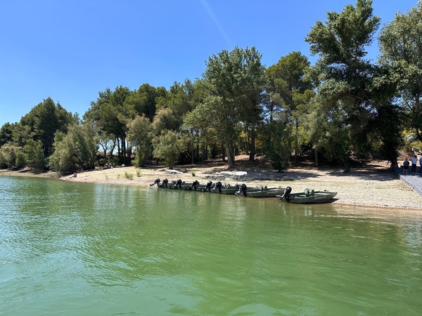 un home i una anciana remen en kayaks en un riu
