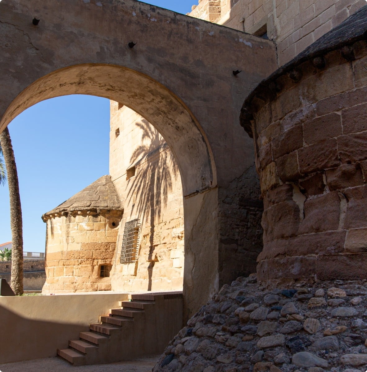 un edificio de ladrillo con un arco y escaleras