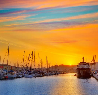 une route serpente autour d' un lac entouré de montagnes