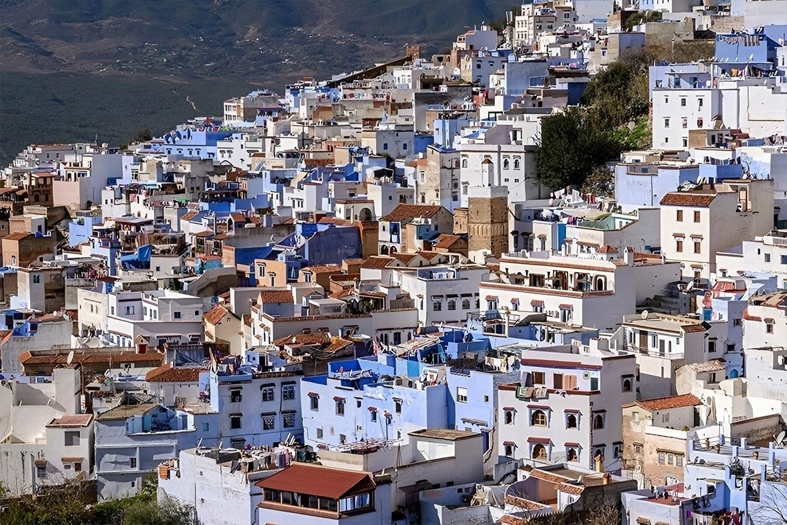 ein Mann und eine Frau fahren Fahrrad auf einer Straße