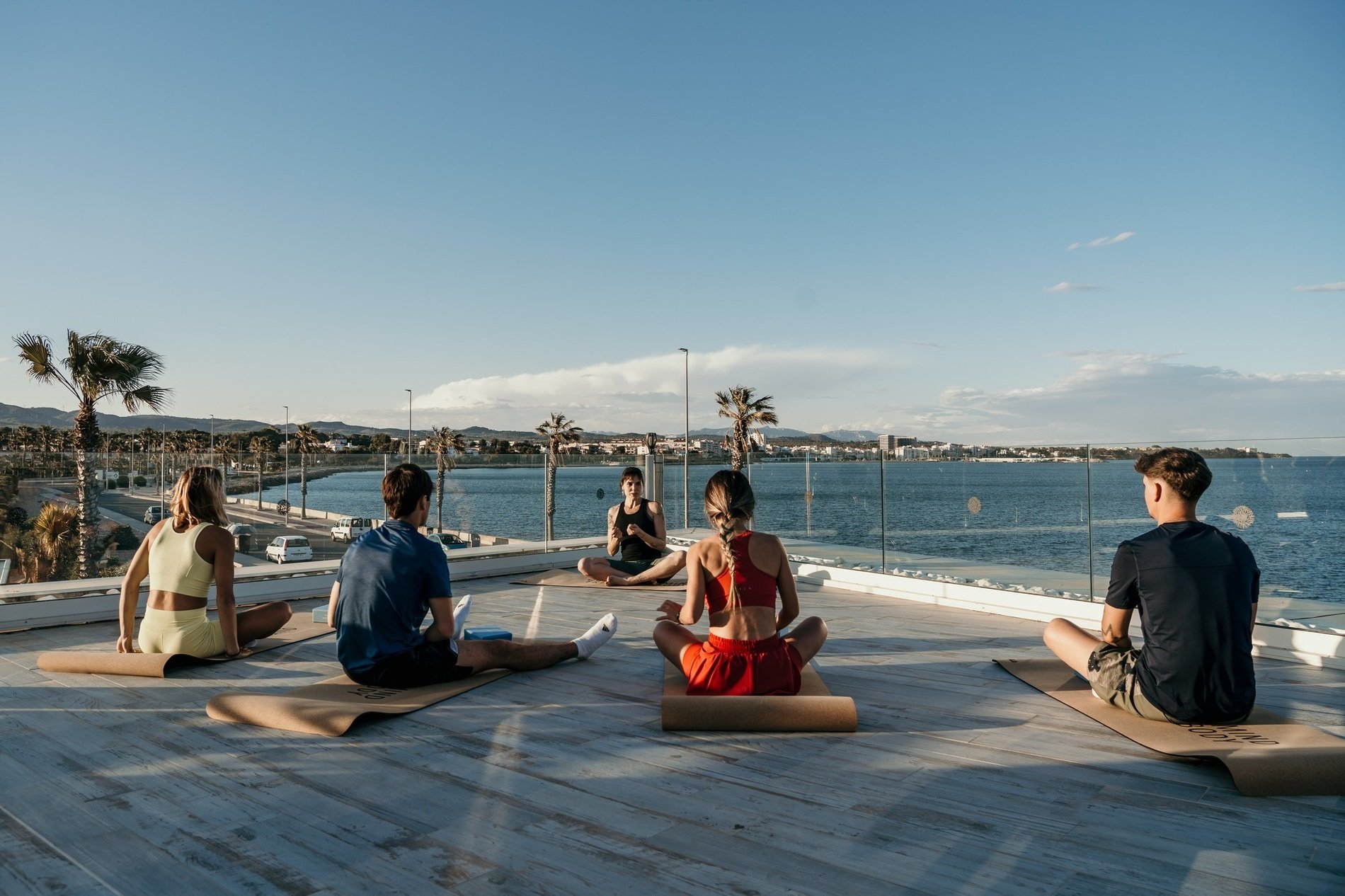 un grup de persones està fent yoga en una terrassa