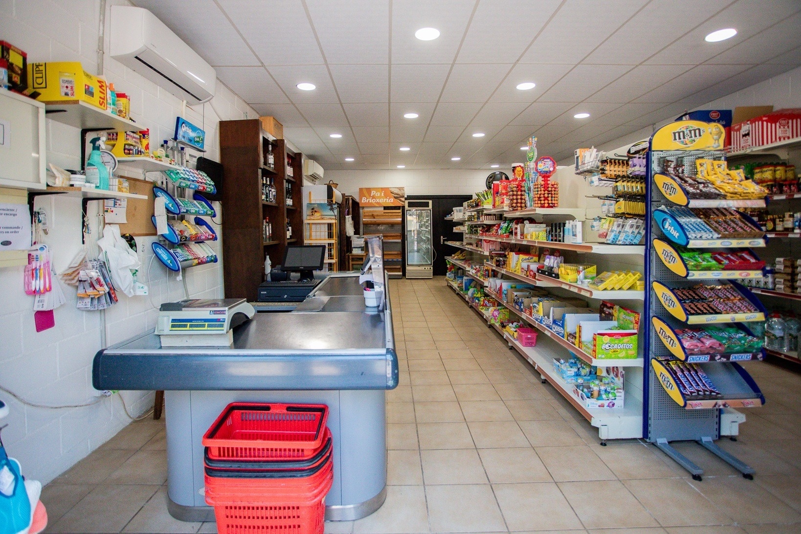 Tienda Taiga: Corporativa, productos y pasillos con surtido.