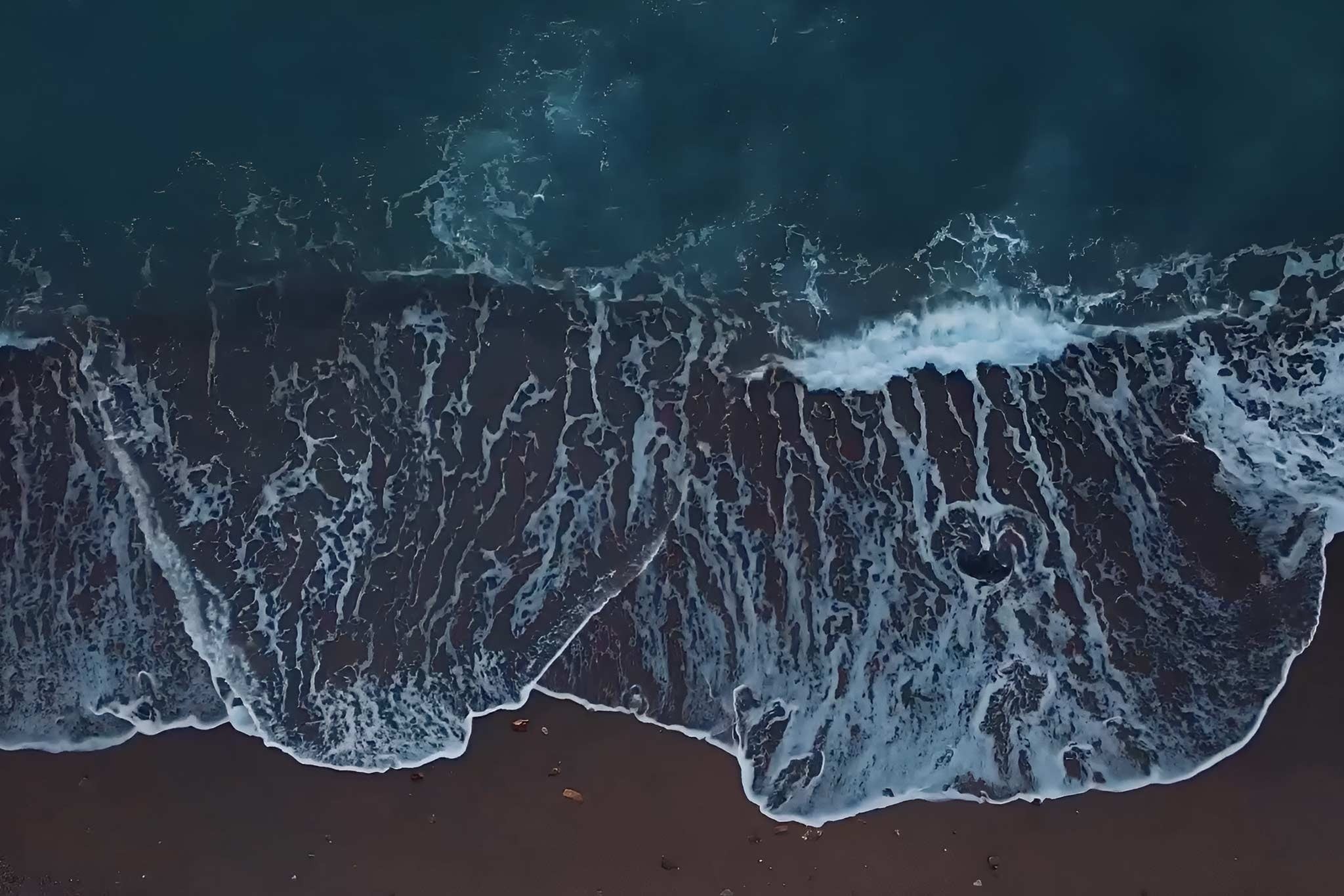 un pueblo con montañas y un lago en el fondo