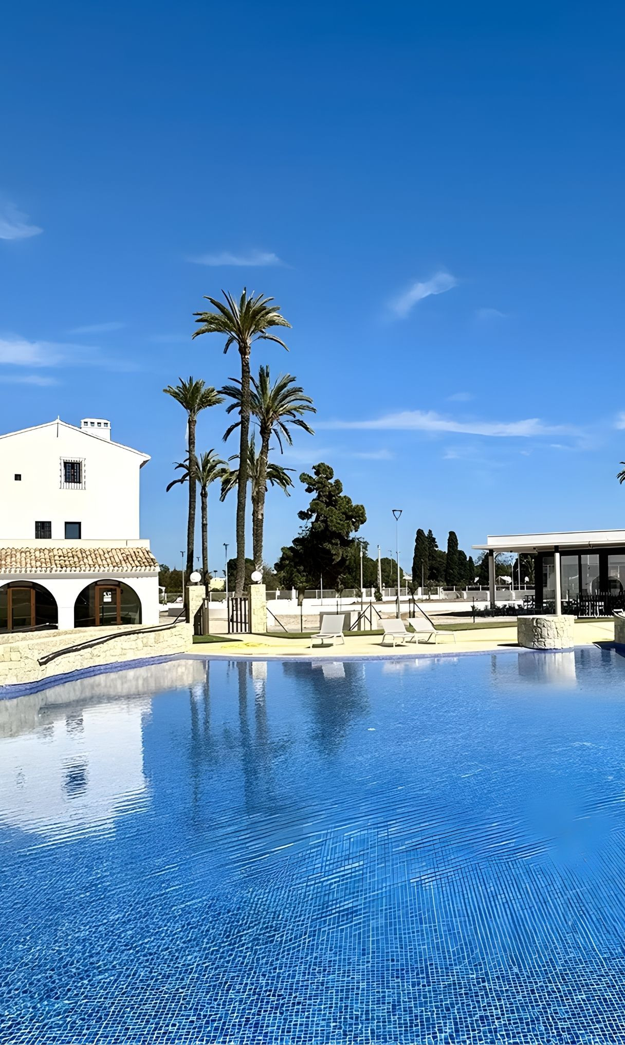 Piscina TAIGA Benidorm | TAIGA | Campings & Resorts en España. Disfruta del sol y el agua en este resort español.