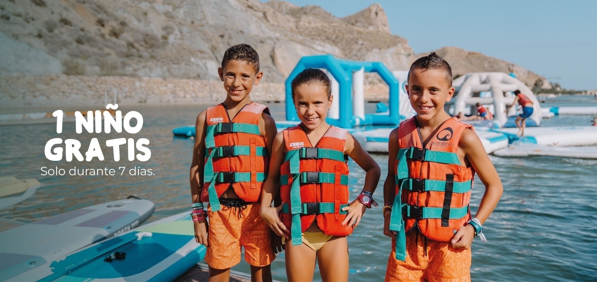 Niños felices en parque acuático de hotel con oferta "1 niño gratis".