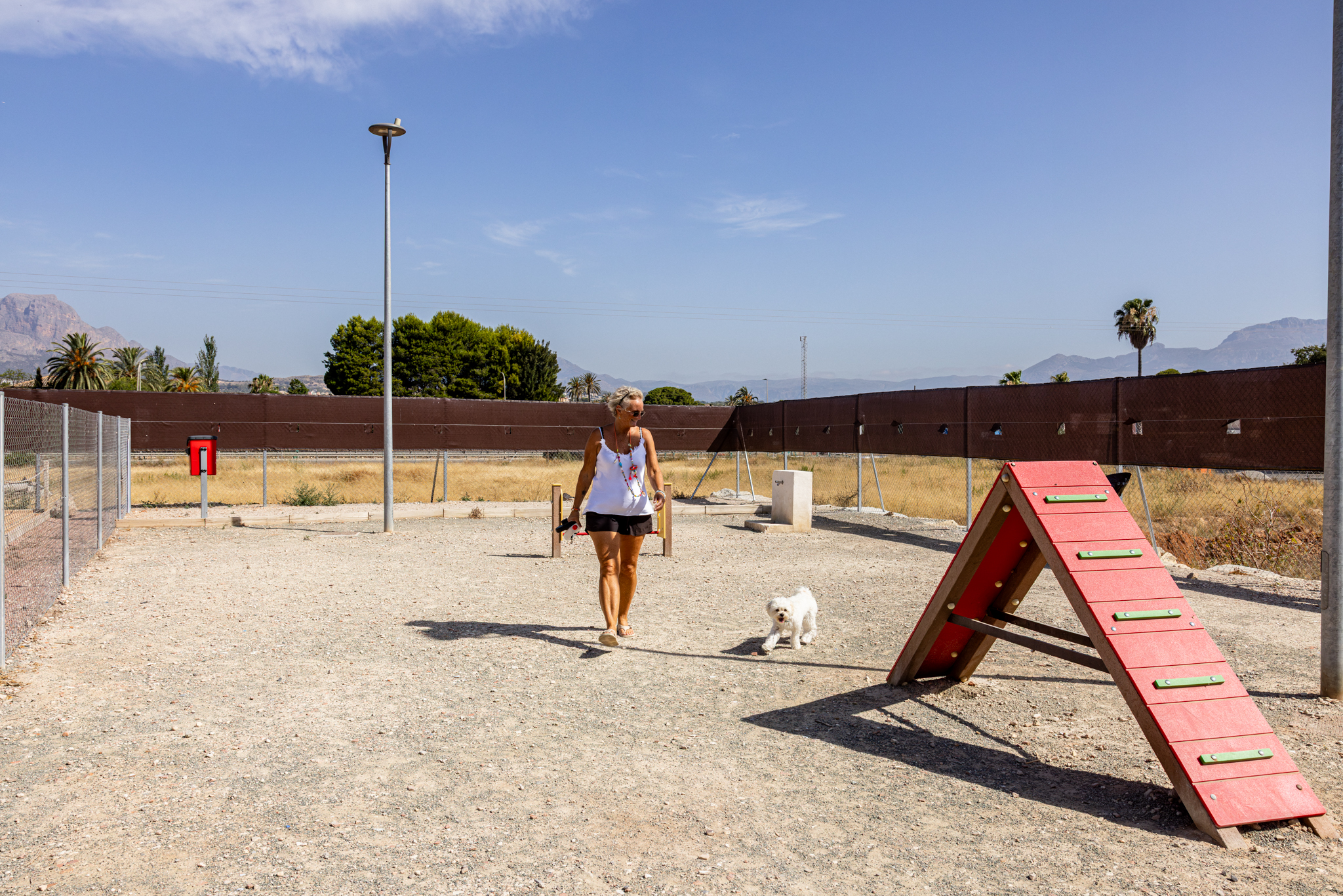 Zona para mascotas con pipican y circuito agility en TAIGA Benidorm.