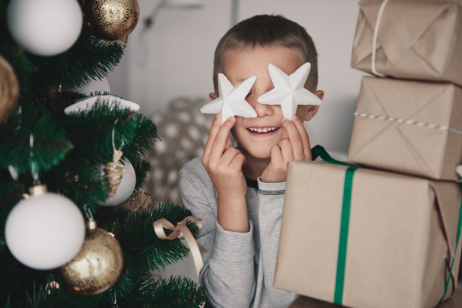 zwei Frauen fahren mit ihren Fahrrädern auf einer Straße
