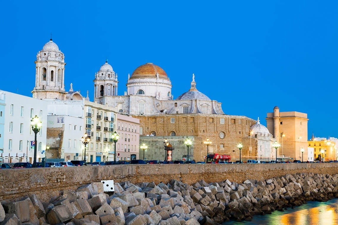 un bâtiment blanc avec un toit orange est entouré d' autres bâtiments