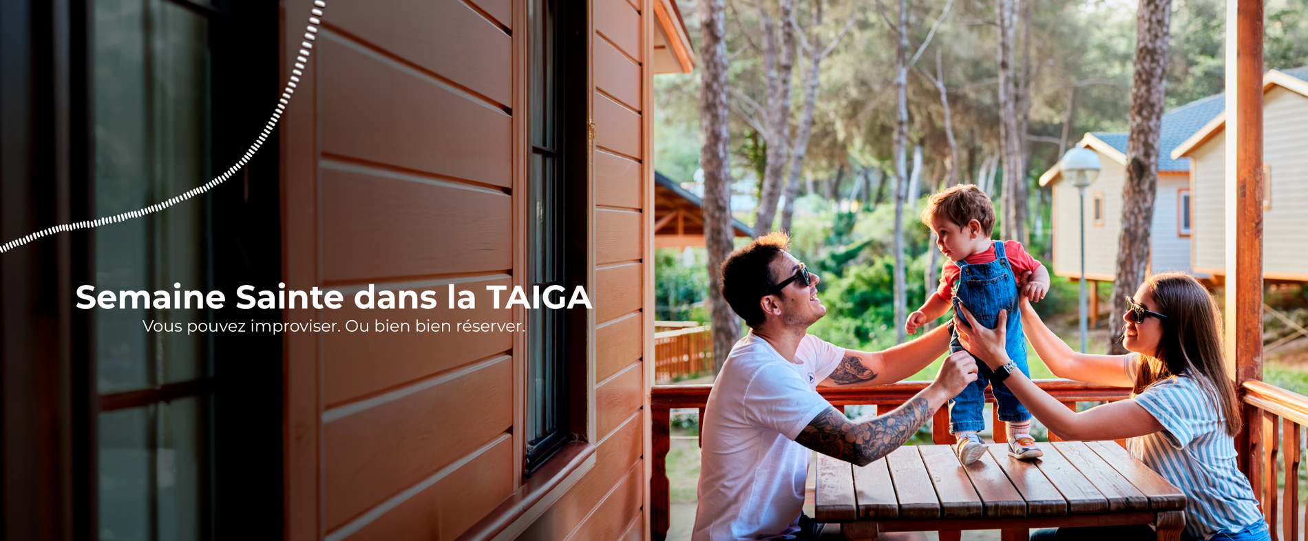 L'image présente une famille avec un jeune enfant sur la terrasse d'un chalet en bois, avec le texte "Semaine Sainte dans la TAIGA. Vous pouvez improviser. Ou bien bien réserver." en surimpression.