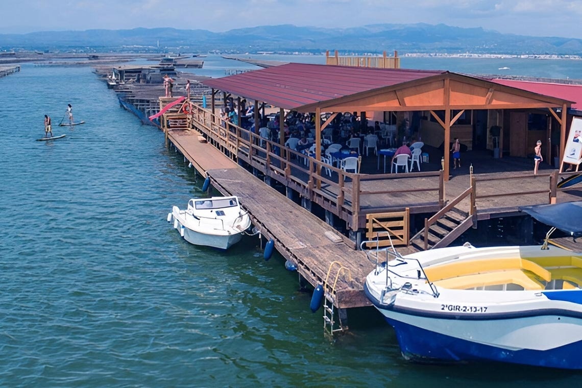 ein blau-weißes Boot mit der Aufschrift 2 or 2 13-17