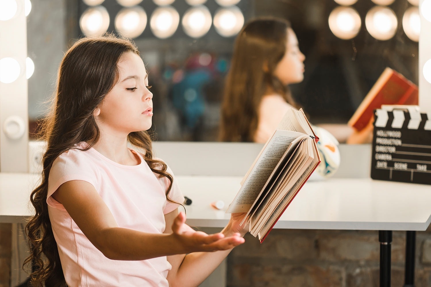 zwei Frauen fahren mit ihren Fahrrädern auf einer Straße