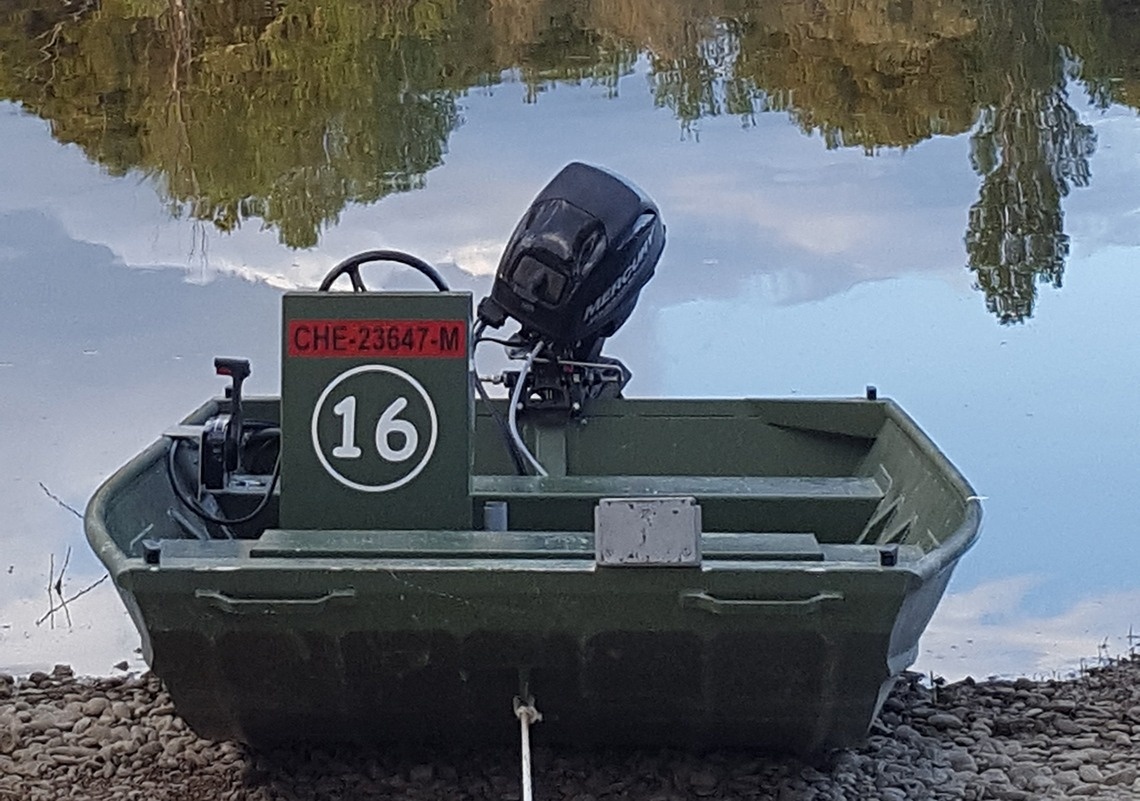 een groene boot met de nummer 16 erop