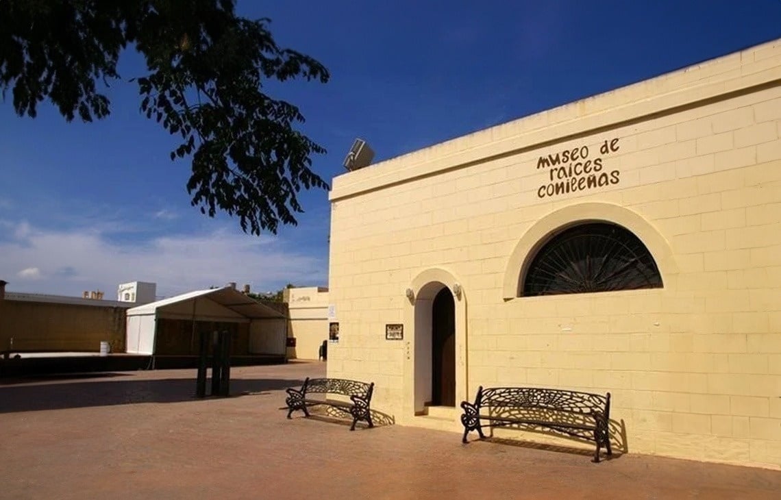 een uitzicht op de oceaan vanaf een klif met een witte toren op de top