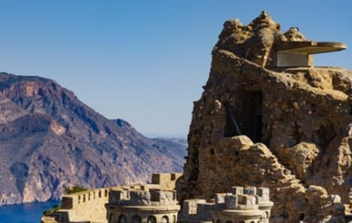 una ciudad llena de edificios blancos y techos de tejas