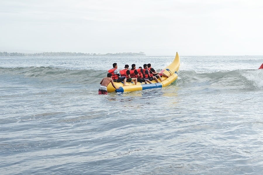 dos persones amb mochilas caminan por un sendero de montagna