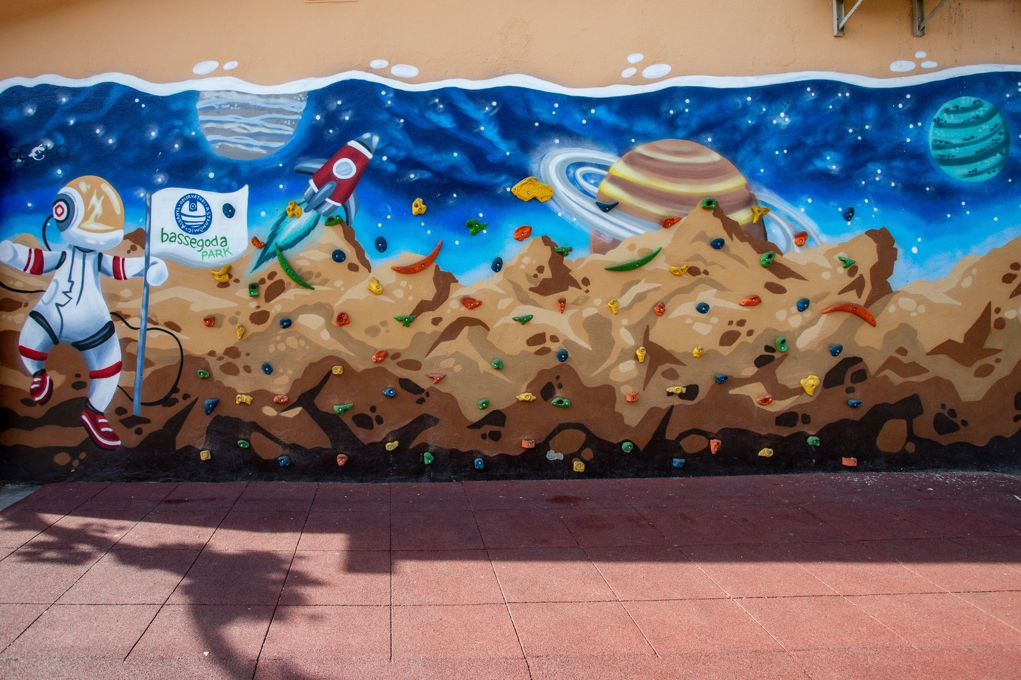 Mural Taiga: Corporativa de astronauta y cohete en espacio.