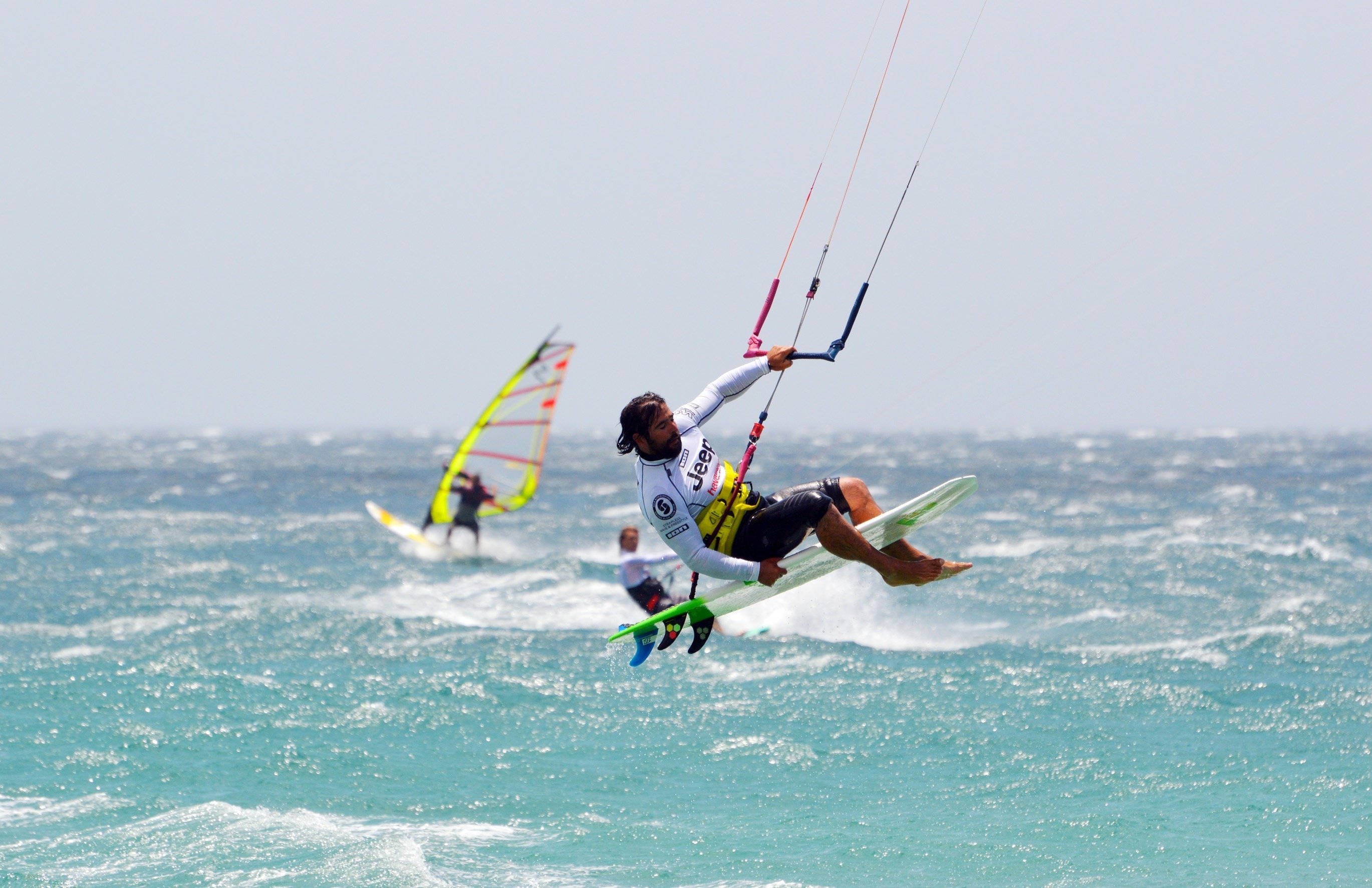 dos persones amb mochilas caminan por un sendero de montagna