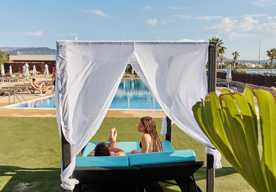 un home i una menina s'acostats en una canoa a l' aire lliure