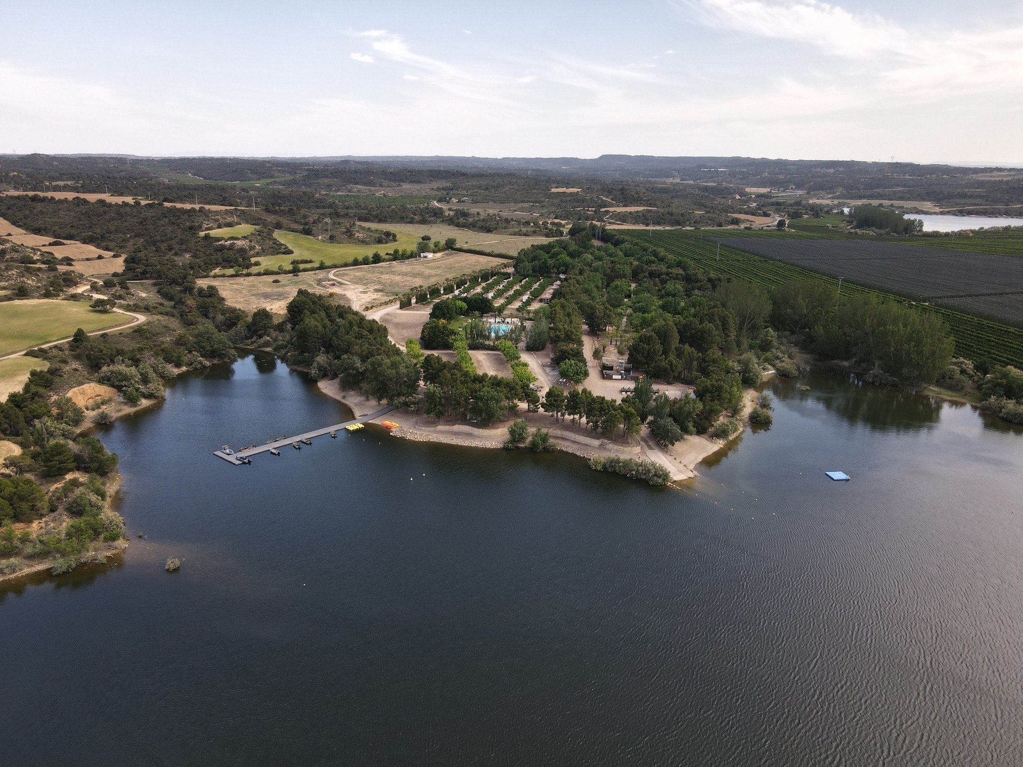 una vista aèria d' un llac amb un pont