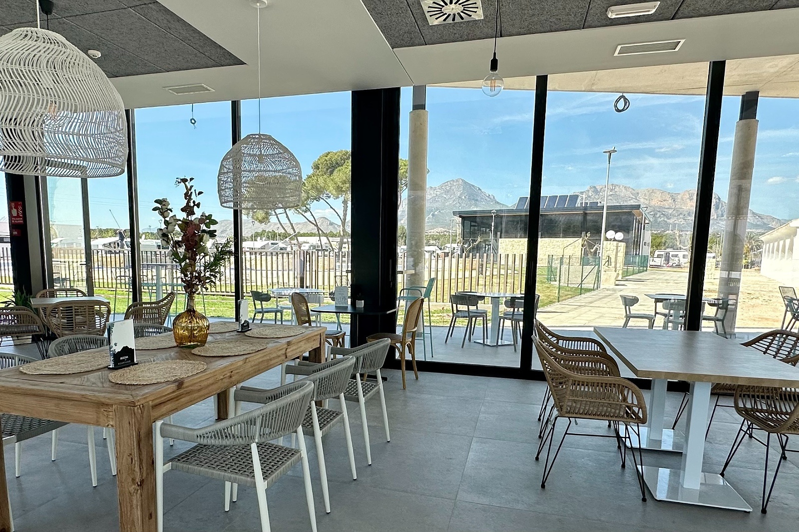 Gemütliches Restaurant mit Blick ins Grüne – Taiga: Corporativa.