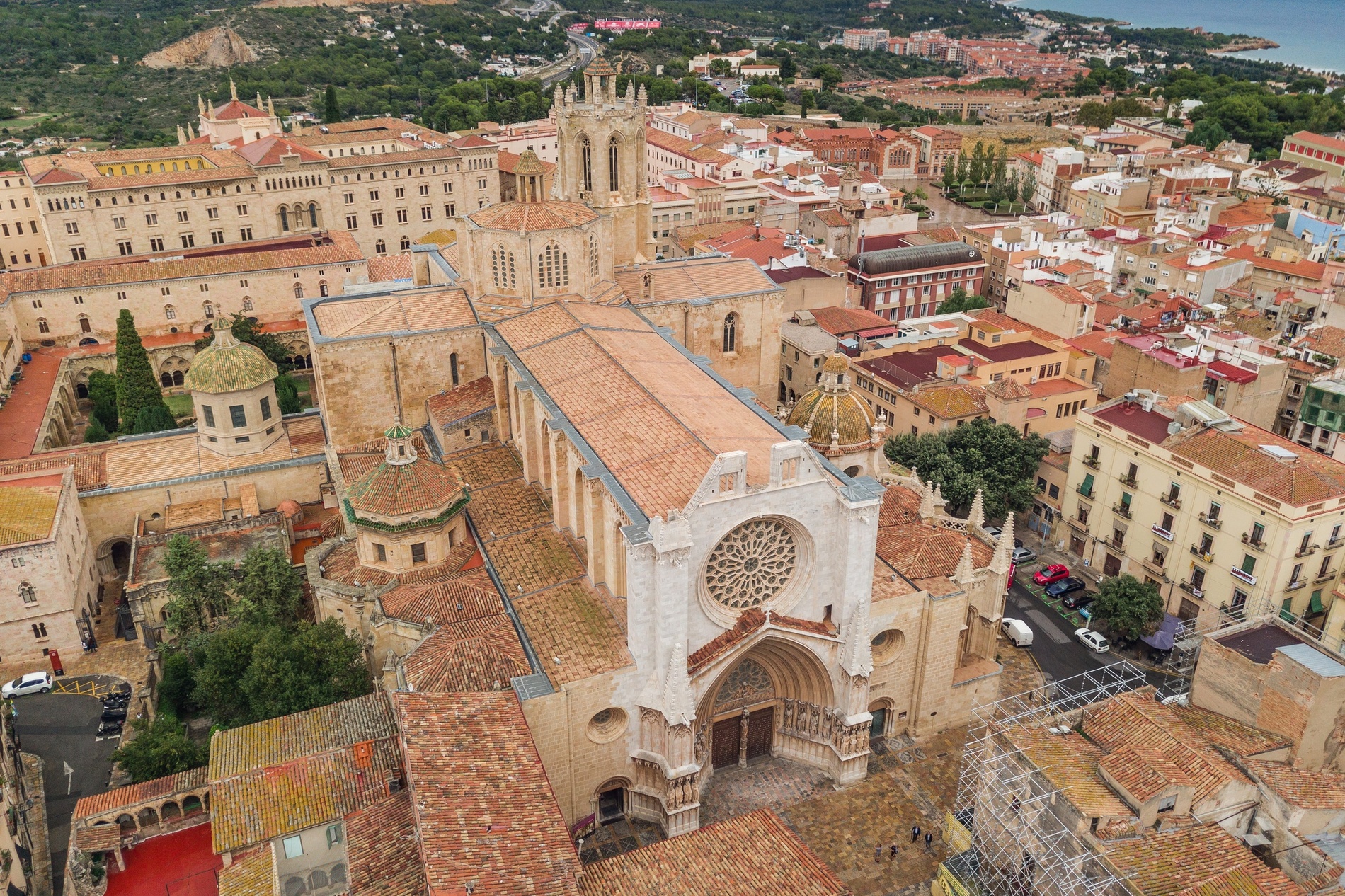 un edifici a l' aire lliure a la platja