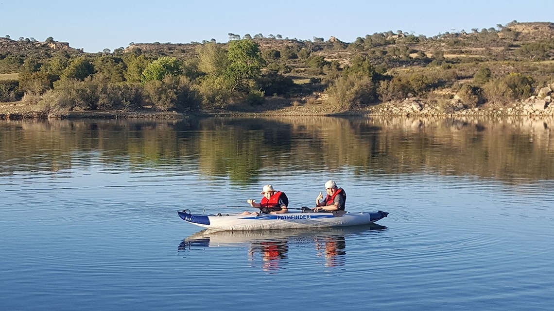 dos persones en un kayak que diu primrose