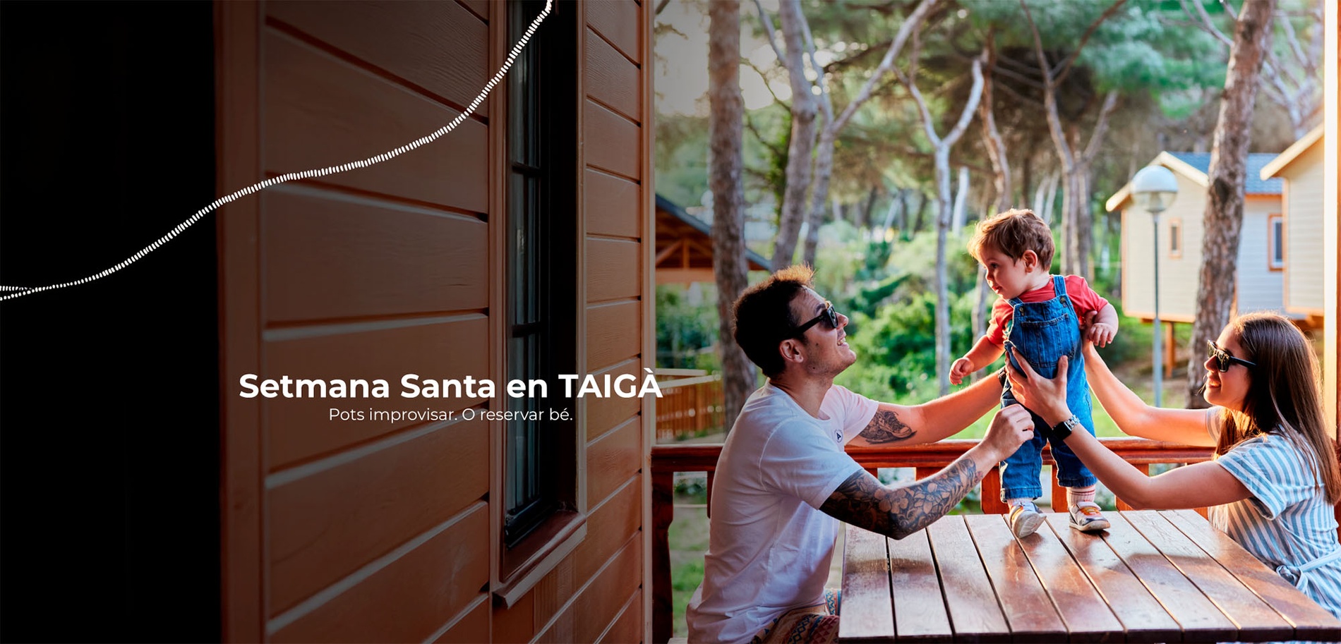 Una família feliç amb un nen petit gaudeix al porxo d'una cabana de fusta, amb bosc al fons i text superposat a l'esquerra.