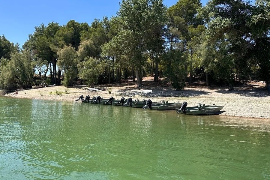 dos personas con mochilas caminan por un sendero en las montañas