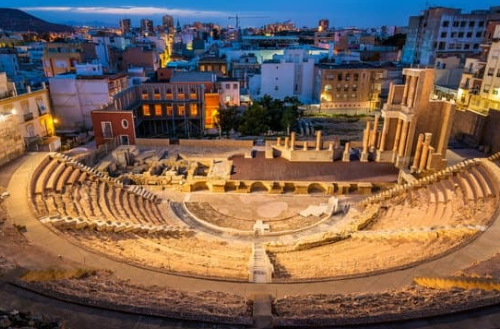 un grupo de hombres con tablas de surf en la playa