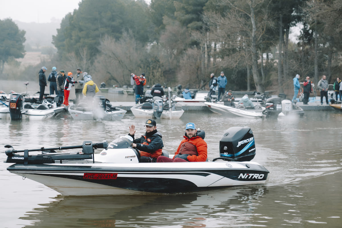 Männer beim Karpfenangeln im Stausee von Mequinenza