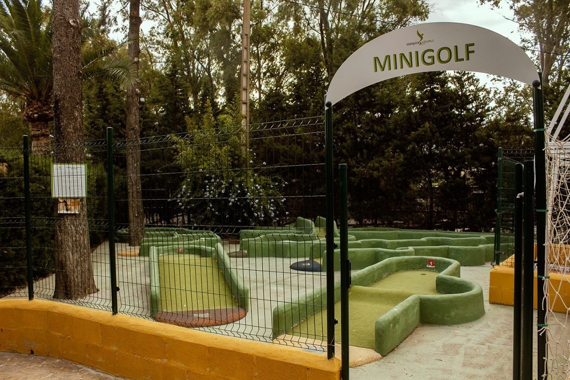 ein Mann und eine Frau gehen mit ihren Fahrrädern durch einen Wald