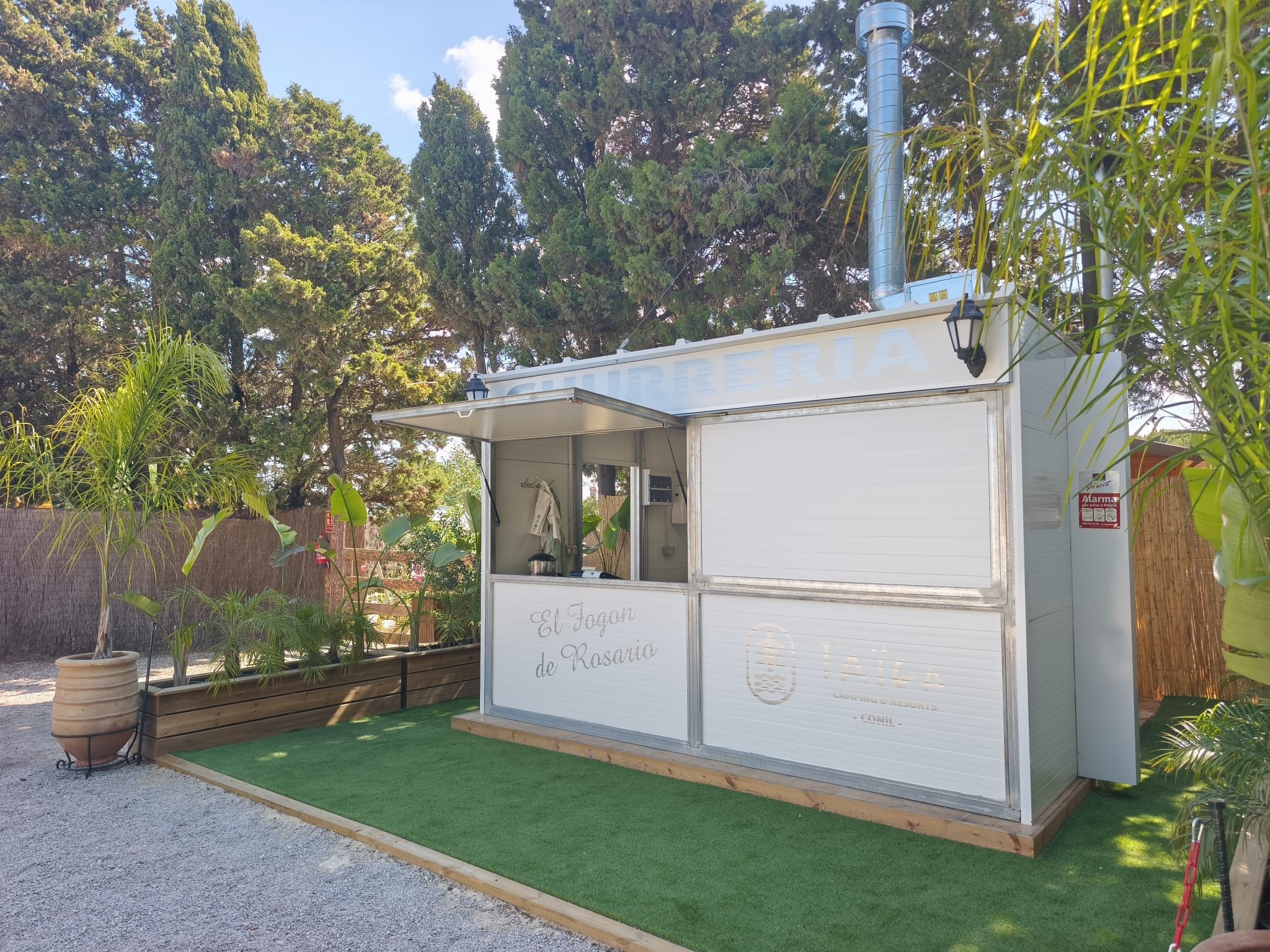 Food truck 'El Fogón de Rosario' à Taiga: Corporativa, avec pelouse artificielle.