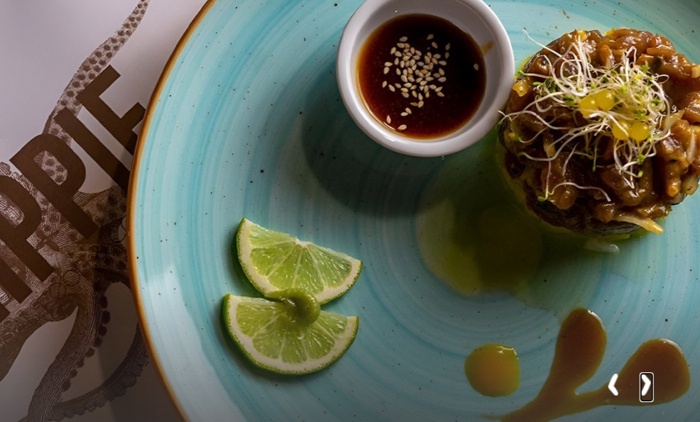 Plato de tataki de atún con lima y salsa para Taiga: Corporativa.