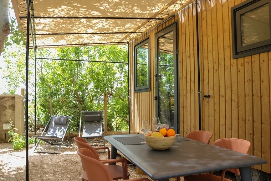 una tienda de campaña con una gran ventana que da a un bosque