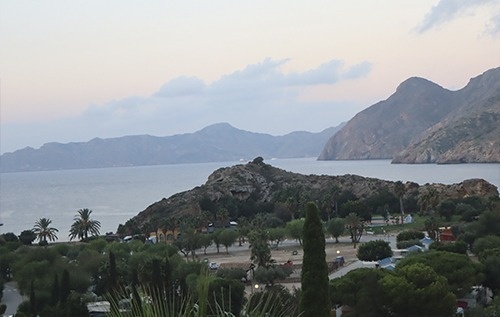una vista del océano con montañas en el fondo