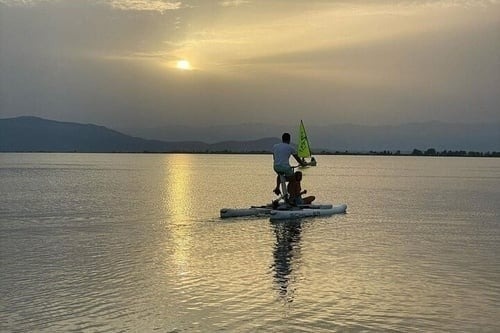 dos persones amb mochilas caminan por un sendero de montagna